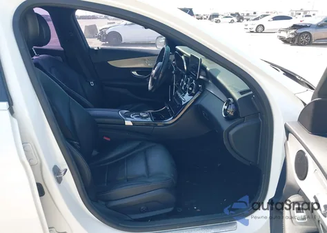 2018 Mercedes-Benz C 300 4Matic z USA, uszkodzony, nr VIN 55SWF4KBXJU236493